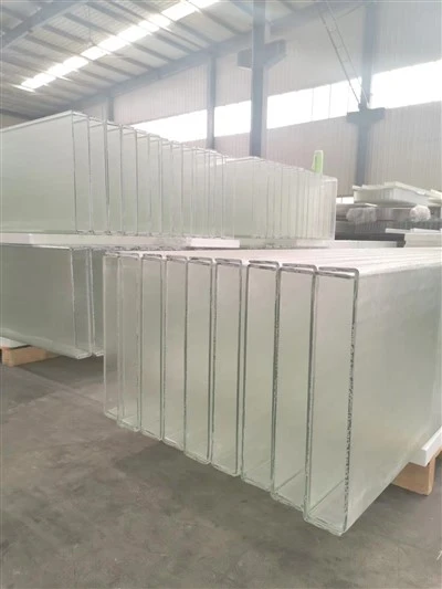 Herdet U -glass for partisjonsvegger